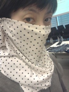 首元ガード着用斜め視線