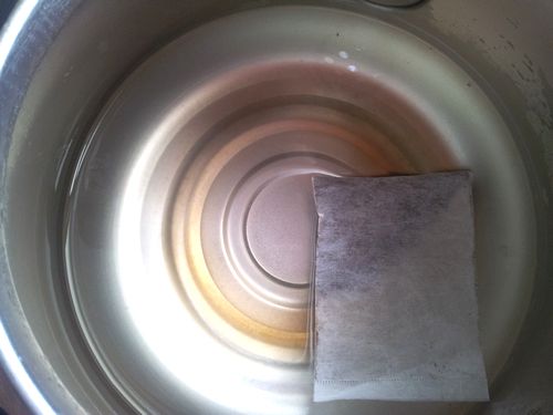 やかんに水とティーバッグ