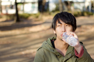 ペットボトルのお水を飲む人
